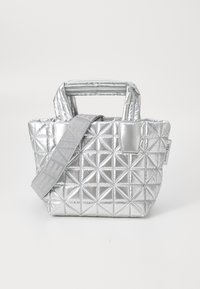 Srebrna pikowana torba o geometrycznym wzorze, z podwójnymi uchwytami i odpinanym paskiem z logo. Wykonana z tkaniny metalicznej.