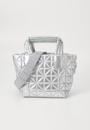 Sølv quilted veske med geometrisk mønster, som har doble håndtak og en avtagbar stropp med logo. Laget av metallisk stoff.