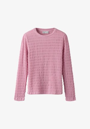 Camiseta rosa de manga larga con textura, cuello redondo y patrón de tela arrugada. Diseño sencillo de corte recto con bordes rematados.