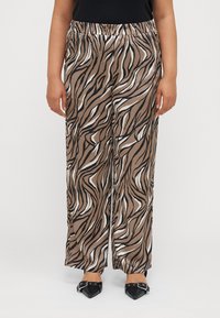 Παντελόνια με φαρδιά πόδια σε καφέ, μαύρο και άσπρο αφηρημένο μοτίβο ζέβρας, με ελαστική μέση και ρέουσα, λειασμένη υφή.