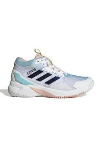 Chaussure de sport blanche et bleu clair avec une partie supérieure respirante et des rayures bleu marine. Caractérisée par des accents texturés et une semelle rose. Détail boucle de lacet verte.