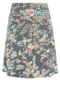 Sukně s květinovým vzorem, šedým pozadím, přiléhavým pasem a rozšířeným střihem s barevnými květy a listy.