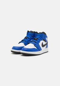Stredne vysoké tenisky s modrou, čiernou a bielou farebnou kombináciou. Majú kožený zvršok, perforovanú špičku a čierne logo Nike. Gumená podrážka.