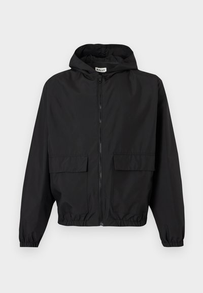 Μαύρο ελαφρύ μπουφάν με κουκούλα, μπροστινό φερμουάρ, δύο μεγάλες τσέπες με καπάκι, ελαστικά μανίκια και ελαστικό τελείωμα.