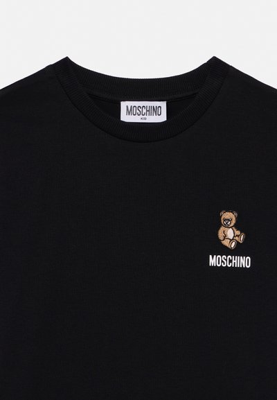 Črna majica za malčke z okroglim ovratnikom, vezenim rjavim medvedkom in belim logotipom Moschino na prsih.
