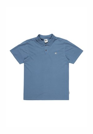Hellblaues Poloshirt aus Baumwolle. Verfügt über einen Kragen, kurze Ärmel und drei Knöpfe. Kleines Logo auf der linken Brust. Einfaches Design.