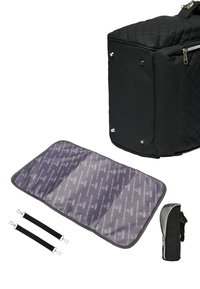 Borsa nere trapuntata con hardware argentato, ampio scomparto principale, tappeto grigio piatto con motivo logo e due manici neri con ganci.