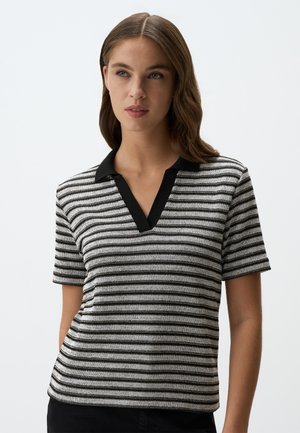 Gestreept polo-shirt met korte mouwen, voorzien van een zwarte kraag en horizontale strepen in zwart en wit. Gebreide structuur met een ontspannen pasvorm.