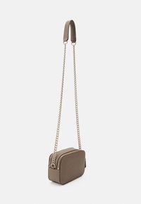 Borsa a tracolla rettangolare marrone realizzata in materiale texturizzato, caratterizzata da una tracolla in catena dorata e una chiusura a zip sulla parte superiore.