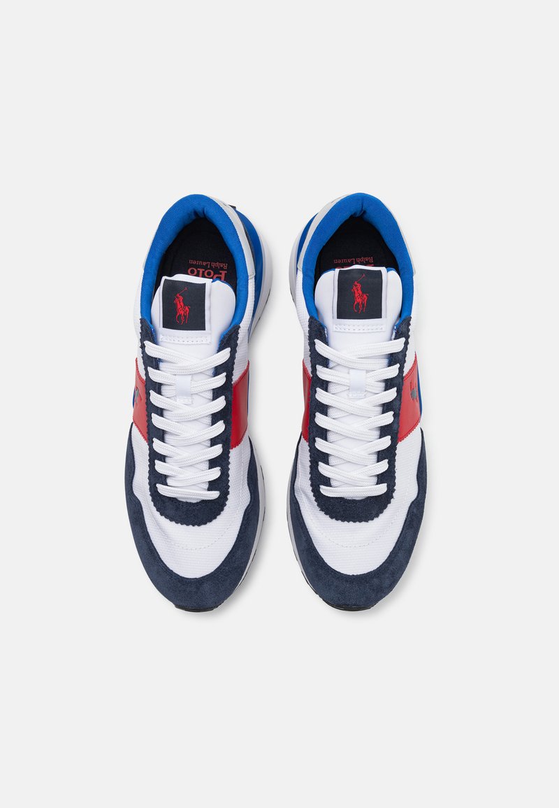 Zapatillas blancas y marinas con acentos rojos; materiales de malla y gamuza, cordones, cuello acolchado y logotipo en la lengüeta y el costado.