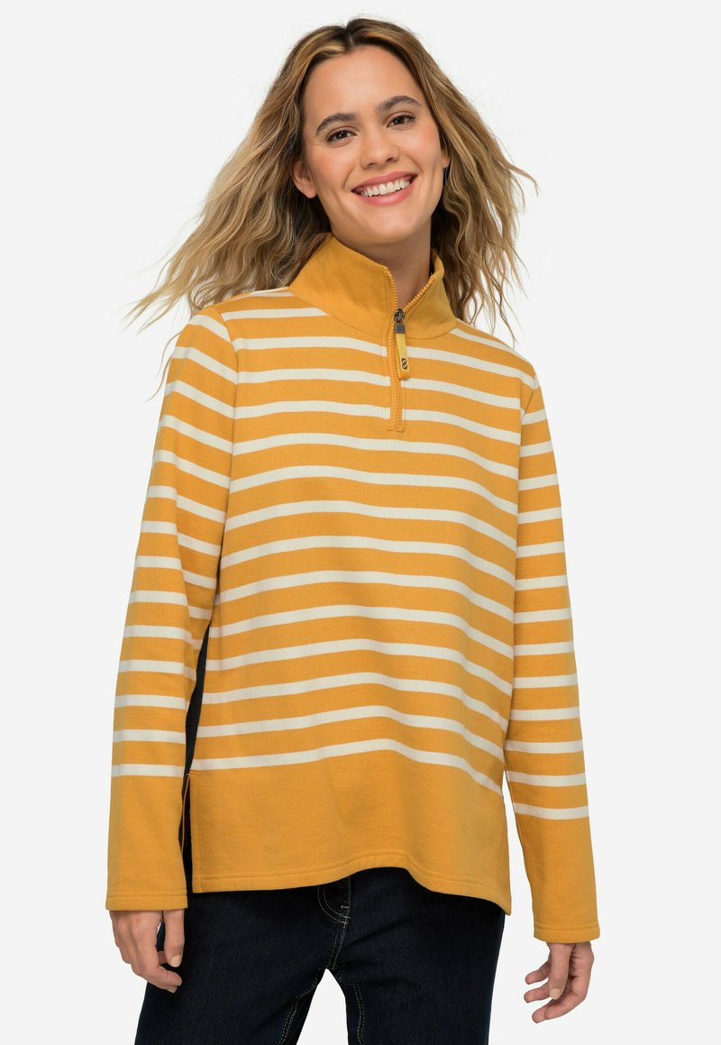 Pullover a righe gialle e bianche con zip a un quarto e colletto alto. Tessuto morbido, maniche lunghe e spacchi laterali per il comfort.