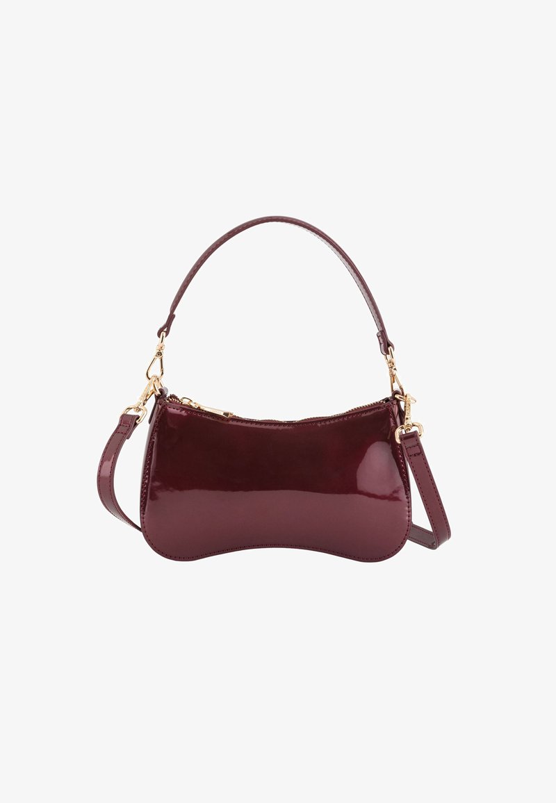 Sac à main en cuir verni bordeaux, de forme incurvée, avec une bandoulière détachable, des accessoires en or et une fermeture éclair sur le dessus.