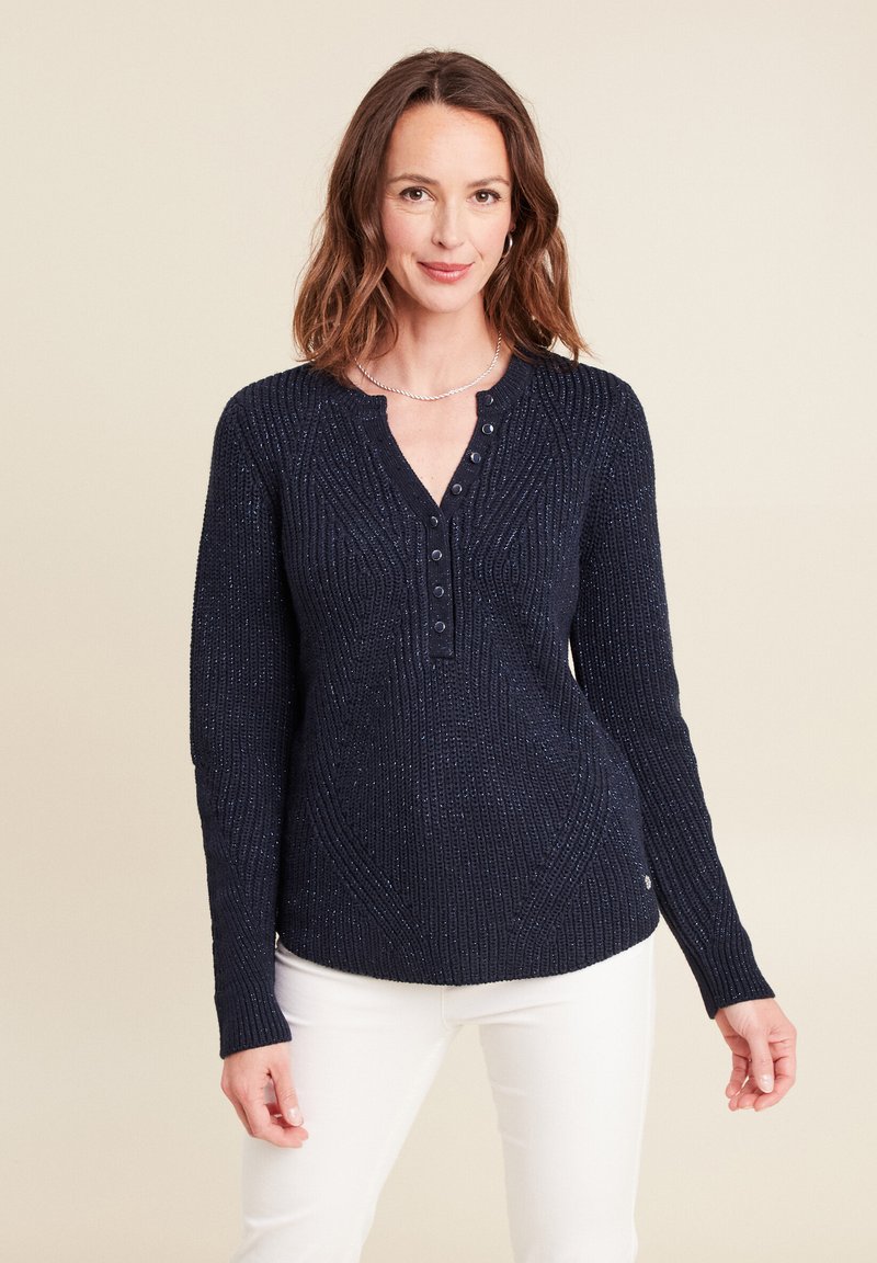 Marineblauer Strickpullover mit strukturiertem Design, Knopfleiste und langen Ärmeln. Der Stoff hat einen dezenten Schimmer, der einen lässigen Look unterstreicht.