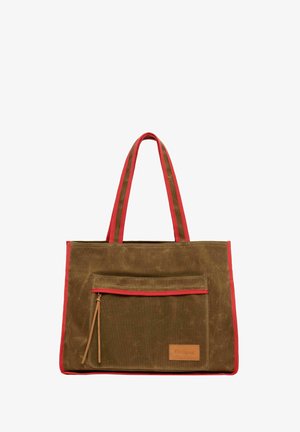 Bolso de lona en verde oliva con ribete rojo, que cuenta con dos asas, un bolsillo frontal con cremallera y un parche de logo en cuero marrón.