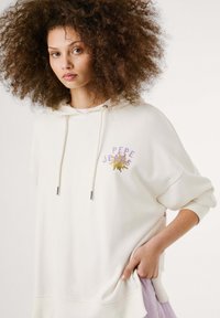 Witte hoodie met capuchon, voorzien van "PEPE JEANS" geborduurd in paars en goud, met verstelbare trekkoorden en een relaxte pasvorm.