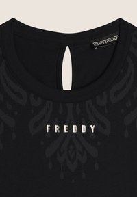 T-shirt nera con design a chiave sul retro, motivo floreale testurizzato e logo metallico "FREDDY" sul davanti. Tessuto morbido.