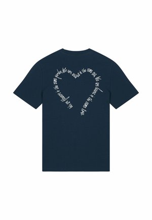 Camiseta de algodón marina con mangas cortas, que presenta texto blanco en cursiva dispuesto en forma de corazón en la parte trasera. Diseño frontal liso.