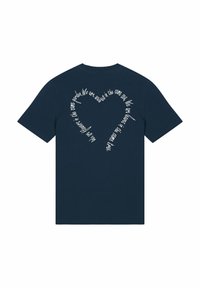 Tamsiai mėlynas medvilninis marškinėliai trumpomis rankovėmis. Baltas tekstas širdies formos ant nugaros, su citata kursyvo šriftu.