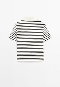 Polo blanc à manches courtes avec des rayures horizontales noires, texture côtelée et col blanc uni, présenté à plat vue de dos.