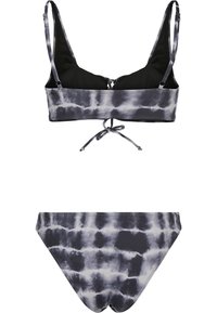 Bikini komplet v črno-sivem tie-dye vzorcu, ki vključuje trikotno zgornji del z nastavljivimi naramnicami in ujemajoče se nizke hlačke z brezšivnimi robovi.