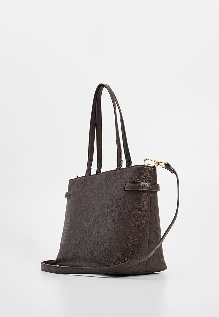 Bolso tote de cuero marrón con textura de guijarros, cuenta con dos asas para el hombro y una correa cruzada desmontable, con un detalle en herrajes dorados.