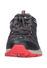 Schwarze und graue Sportschuhe mit roten Akzenten, atmungsaktives Obermaterial, robuste Schnürsenkel und eine strukturierte Gummisohle mit einem erhöhten Muster.