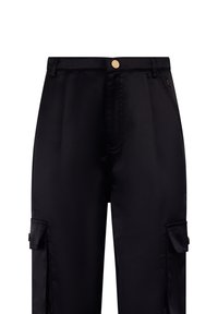 Schwarze Cargo-Hosen aus einem eleganten Satinmaterial, mit einem Frontknopfverschluss und seitlichen Taschen mit Klappdetails.