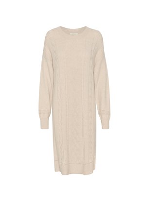 Abito in maglia di un morbido beige con scollo a giro, maniche lunghe, motivo a trecce e dettagli a costine sui polsini e sull'orlo.