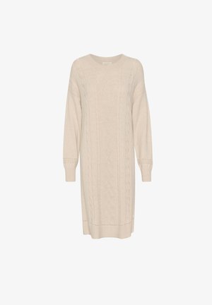 Robe pull en beige doux avec un col rond, des manches longues, un motif en tricot torsadé et des détails en côtes aux poignets et à l'ourlet.