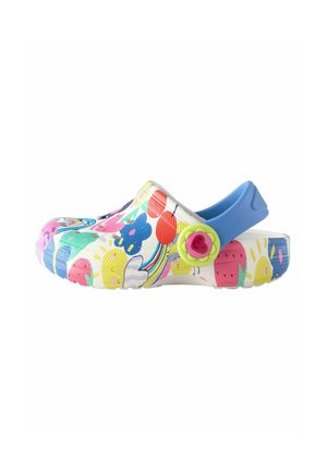 Farbenfrohe gemusterte Clogs mit verspielten Designs wie Früchten und Blumen, einem blauen Riemen hinten und einem blumenförmigen Knopf als Akzent.