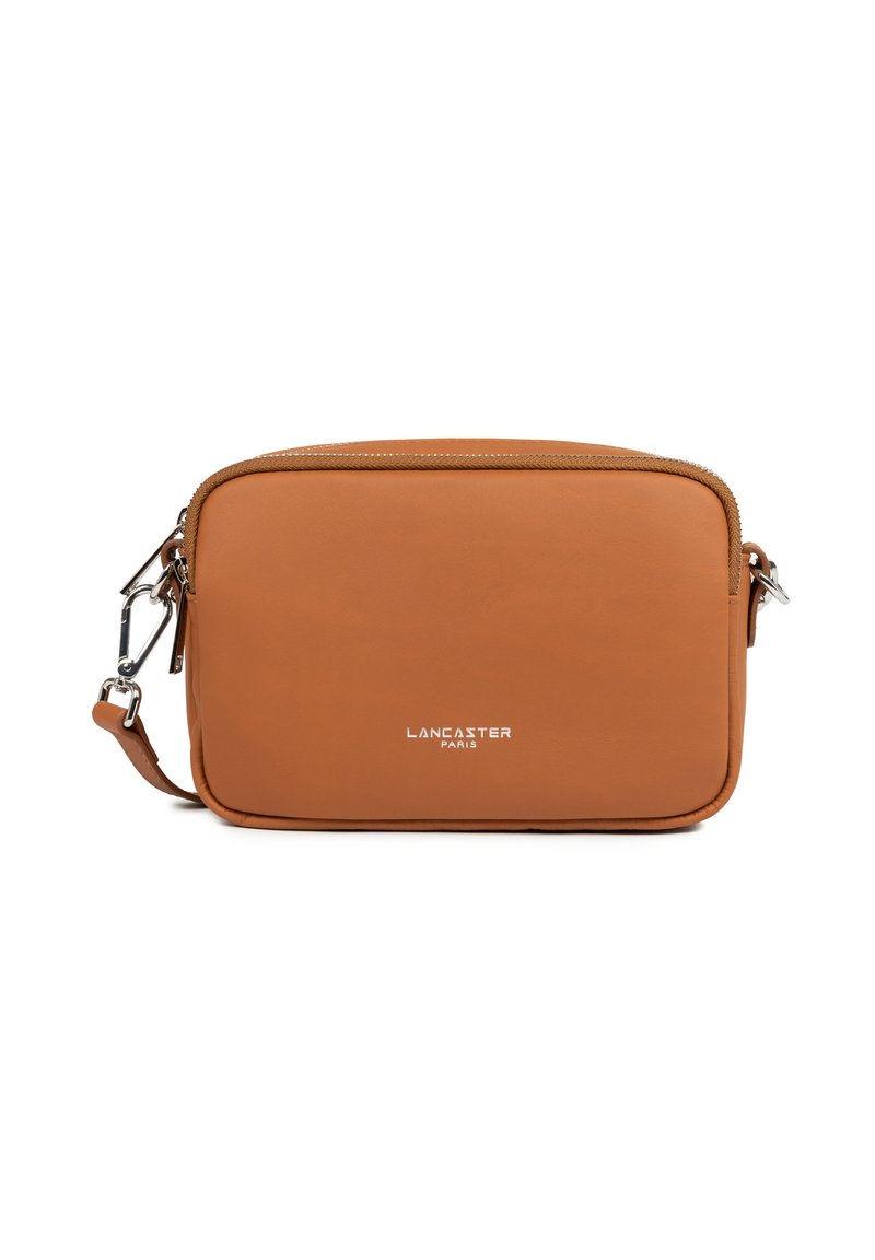Borsa a tracolla in pelle marrone con chiusura a zip, forma rettangolare e accessori in argento. Presenta un logo embossato sul fronte.