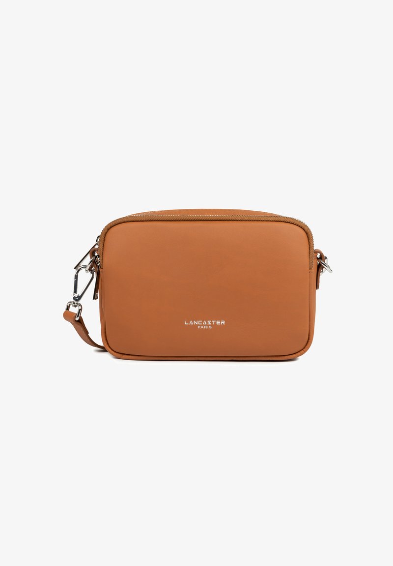 Braune Leder-Crossbody-Tasche mit Reißverschluss, rechteckiger Form und silbernem Beschlag. Mit geprägtem Logo auf der Vorderseite.