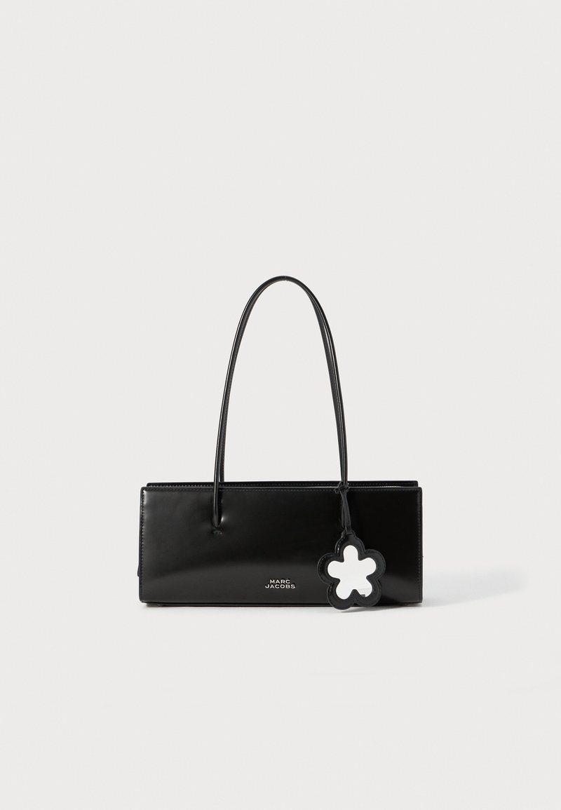 Zwarte lakleren handtas met een rechthoekige vorm, dunne hengsels en een decoratieve bloemvormige hanger. Kenmerkt logo branding aan de voorkant.