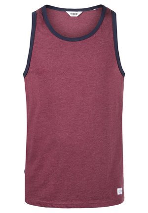 Burgundia värvi tank top pehmest kangast, millel on tumesinine soonik serv kaeluse ja käeaukude ümber. Üksik disain koos väikese logo sildiga allääres.