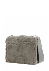 Sac à main rectangulaire en fausse fourrure grise avec une large bandoulière en tissu gris et des ferrures en métal argenté sur fond blanc.