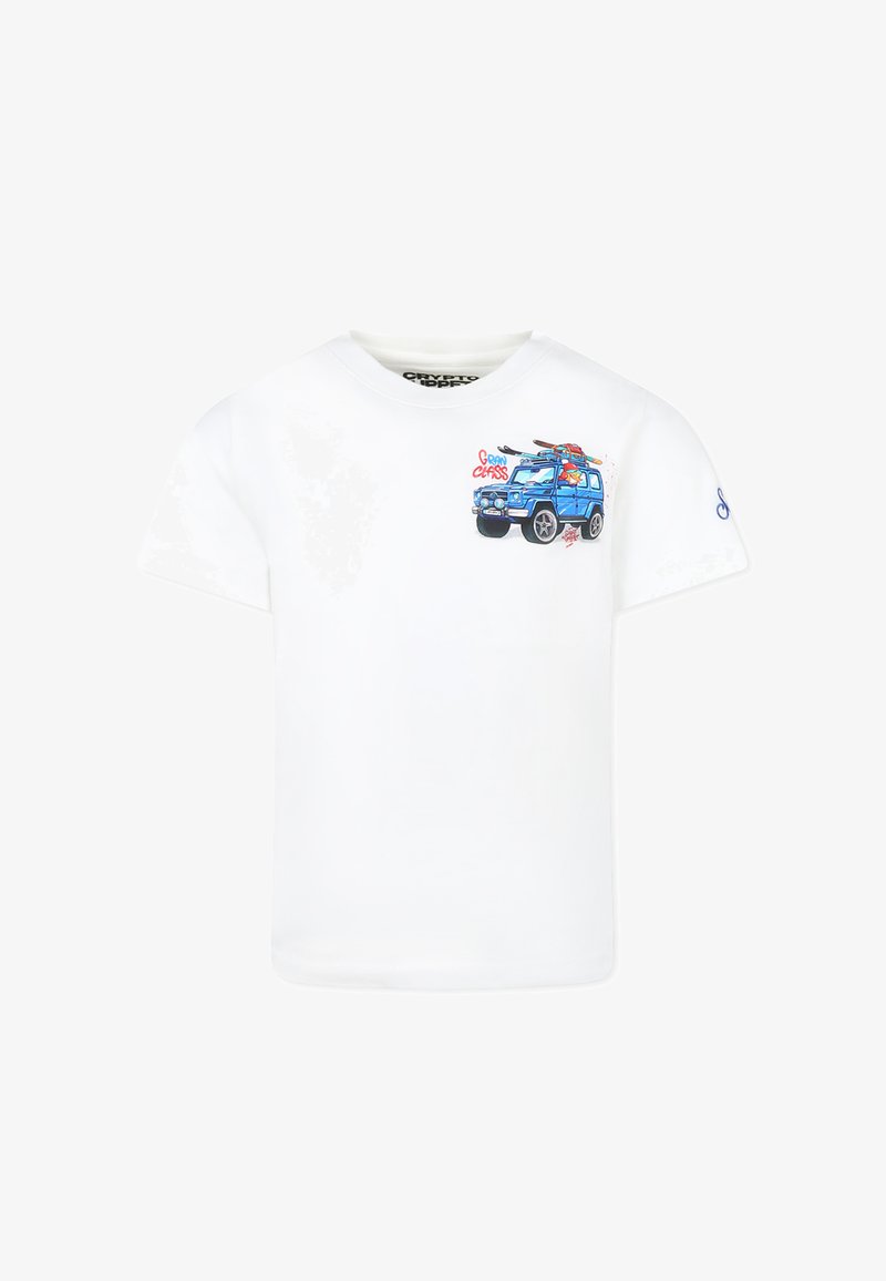 T-shirt en coton blanc avec un motif d'un véhicule tout-terrain bleu équipé de matériel de ski sur le toit. Manches courtes et col rond.