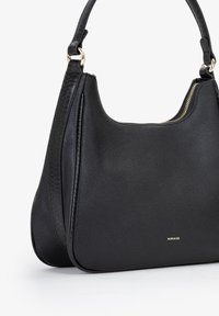 Borsa a tracolla in pelle nera con finitura texture, forma curva, dettaglio della cerniera dorata e logo in evidenza. Caratterizzata da una sola tracolla.