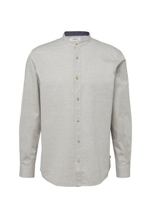 Lichtgrijs overhemd met lange mouwen, een opstaand kraagje en bruine knopen aan de voorkant, weergegeven op een witte achtergrond.