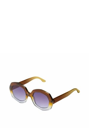 Lunettes de soleil octogonales avec une monture dégradée brun à transparent et des verres teintés de violet inclinées légèrement vers la droite sur fond blanc.