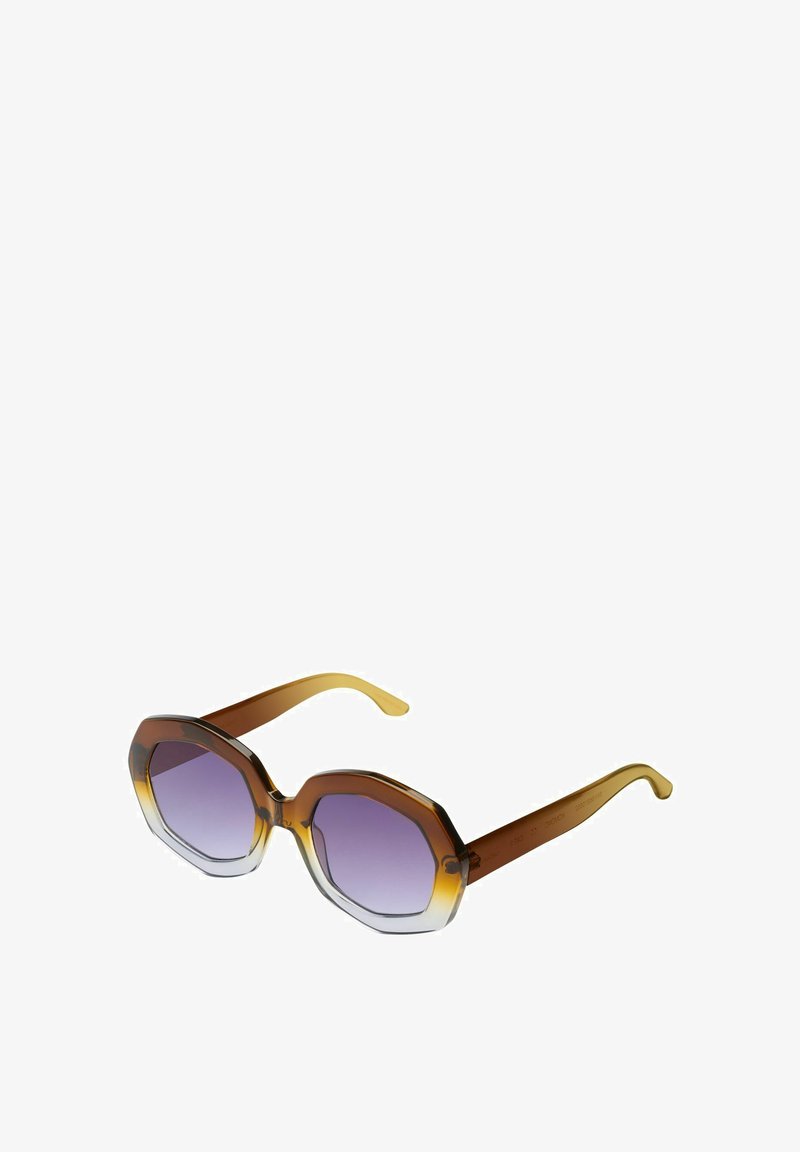 Lunettes de soleil octogonales avec une monture dégradée brun à transparent et des verres teintés de violet inclinées légèrement vers la droite sur fond blanc.