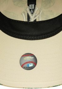 Beige Baseballcap mit schwarzem Innenband. Verfügt über einen Metallknopf mit der Aufschrift "Offizielles Major League Baseball" und einem roten Stickdesign.