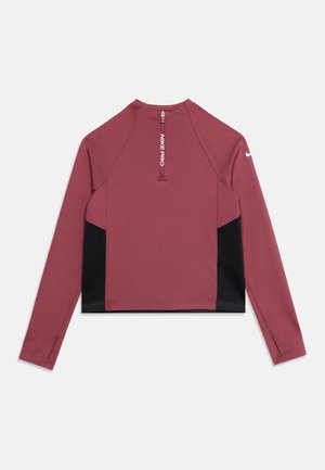 Langärmiges bordeauxfarbenes Sporttop mit schwarzen Seitenpaneelen, einem Rückenreißverschluss mit der Aufschrift "NIKE PRO" und einem weißen Nike-Logo am rechten Ärmel.