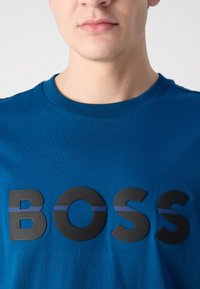 BOSS TEE - Apdrukāts T-krekls - open blue