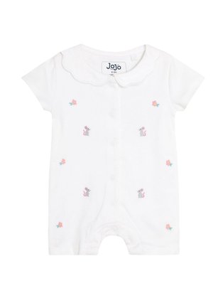 Bijeli baby kombinezon s kratkim rukavima, valovitim ovratnikom, kopčama sprijeda i malim izvezenim sivim mišicama i ružičastim cvjetovima.