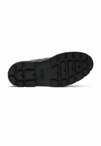 Sole nera di una scarpa con profondi motivi di battistrada, etichettata "Scarosso Made in Italy," esposta su uno sfondo bianco.
