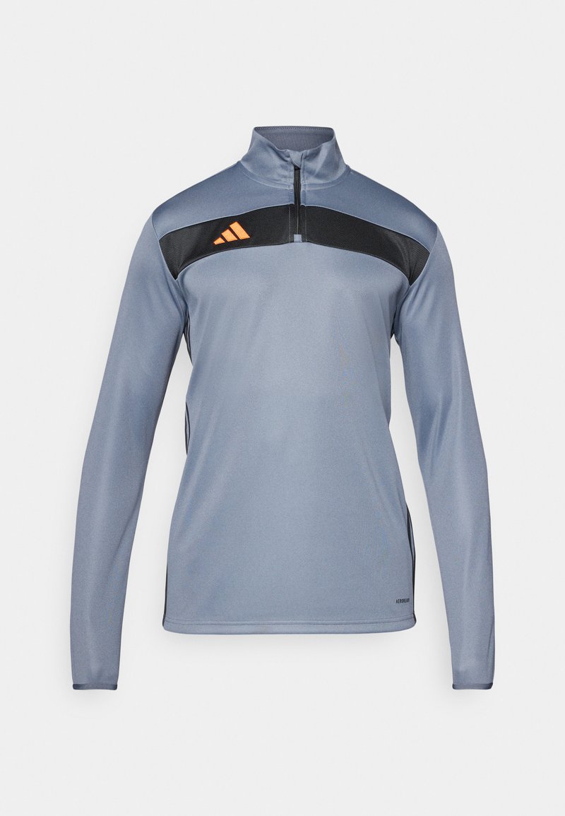 Pullover atletico grigio con mezza zip, pannello nero sul petto e logo a strisce arancioni. Texture liscia e maniche lunghe.
