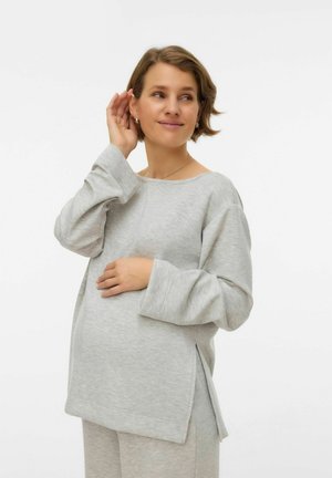 Grå barselstrøje med løs pasform, bred udskæring og sideslids, lavet af blødt stof, kombineret med matchende grå bukser.