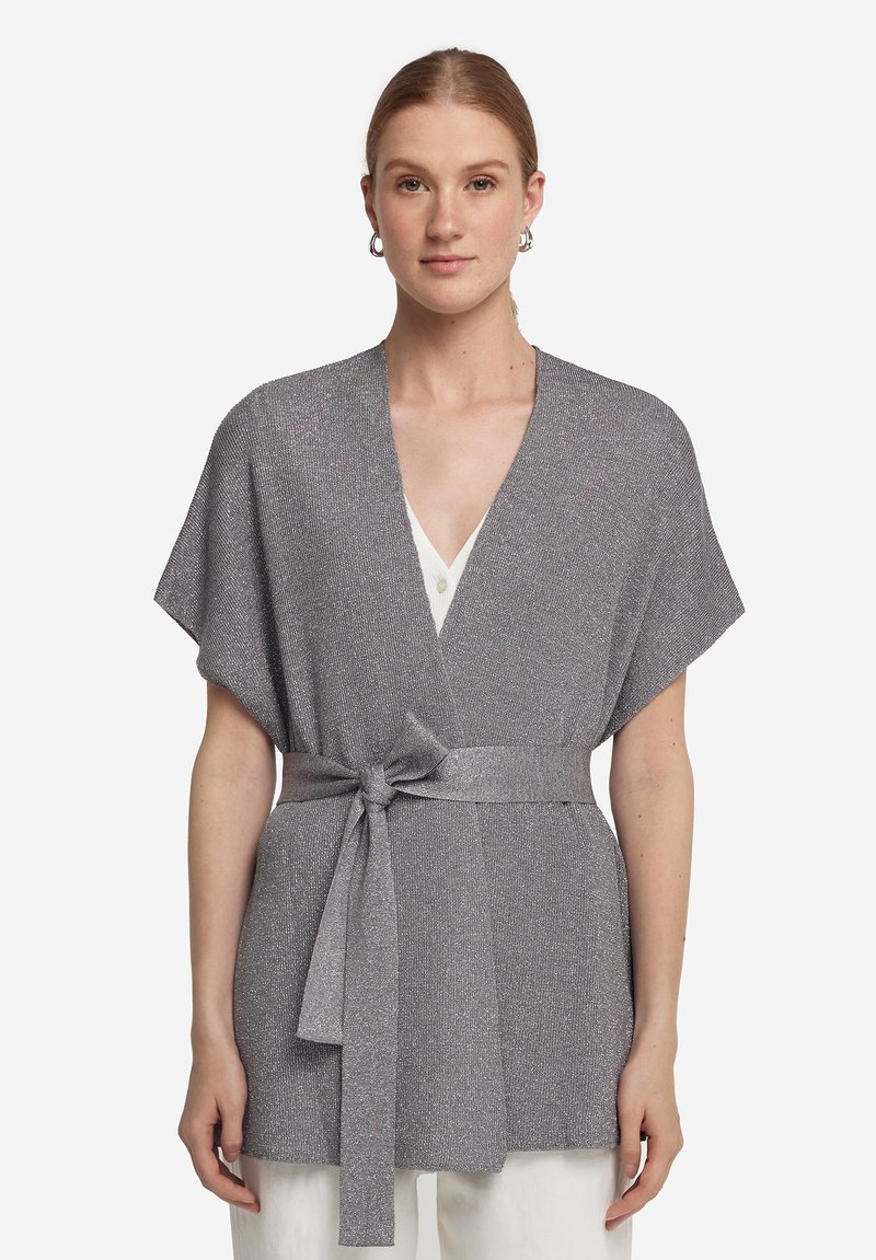 Grå omslagstopp med korta ärmar, texturerad tyg med en lätt glans, knuten i midjan med ett matchande bälte, v-ringad design.
