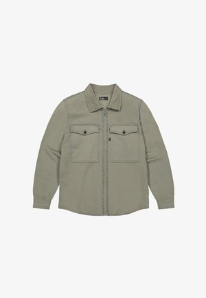 Licht olijfgroene jas van stof, met een ritsluiting, twee borstzakken met kleppen en contrasterende stiksels.