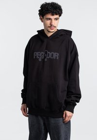 Felpa nera con cappuccio realizzata in morbido cotone, dotata di una tasca frontale e logo ricamato "PE/DOOR". Vestibilità ampia con polsini e orlo a coste.